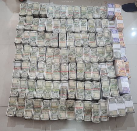 Gems of Babus 🤡

CBI arrests National Highways &amp; Infrastructure Development Corp. Ltd "Executive Director" for taking bribe of ₹10 Lakh in Guwahati. 

Cash of ₹2.62 crore was also recovered during searches at his premises.