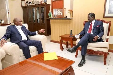 BugandaKingdom_'s tweet photo. Kitalo!

"Amawulire g'okufa kwa Raila Odinga tugafunye ne nnaku nnyingi" Katikkiro Charles Peter Mayiga ng'ayita ku mikutu gye egy'omutimbagano, ategeezeza nti enju ya Odinga erina enkolagana ey'enjawulo n'Olulyo Olulangira mu Buganda, ebaddewo okuviira ddala mu mirembe gya Ssekabaka Edward Muteesa II n'okutuusa kati.

Amwogeddeko ng'omuntu atadde ettofaali eddene mu byobufuzi bya Kenya n'enkulaakulana mu by'amateeka ate era ng'abadde omusuubuzi ow'amaanyi.

Katikkiro akubagizza Abooluganda n'emikwano, Bannakenya n'abantu b'obuvanjuba bwa Africa bonna olw'okufa kwa Raila Odinga, era asabye Katonda omwoyo gwe agwanirize na kisa.

Mu bifaananyi wansi gy'egimu ku mirundi Raila Odinga gy'asisinkanye Kabaka Ronald Muwenda Mutebi II.