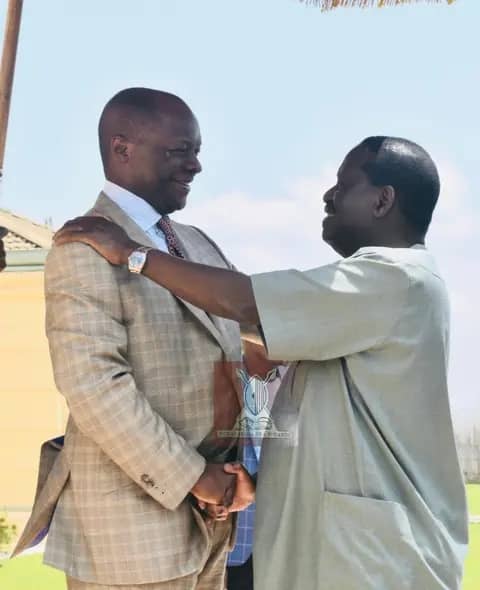 Kitalo!

"Amawulire g'okufa kwa Raila Odinga tugafunye ne nnaku nnyingi" Katikkiro Charles Peter Mayiga ng'ayita ku mikutu gye egy'omutimbagano, ategeezeza nti enju ya Odinga erina enkolagana ey'enjawulo n'Olulyo Olulangira mu Buganda, ebaddewo okuviira ddala mu mirembe gya