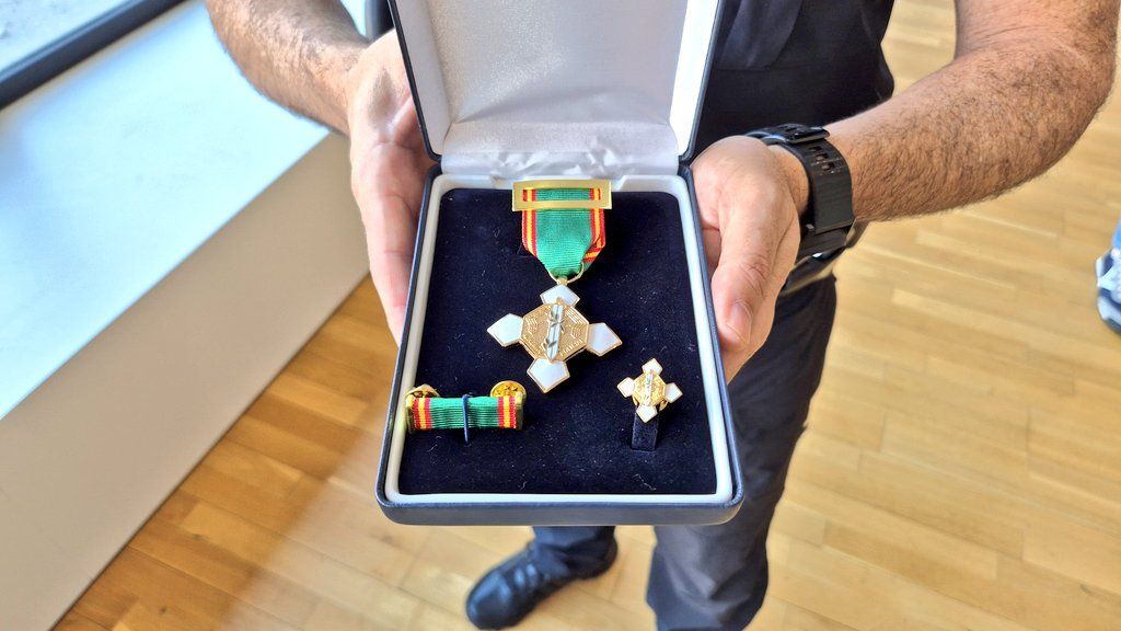 Aj. Sant Cugat (@ajsantcugat) on Twitter photo 🎖️Rebem el sergent de la <a href="/policiastc/">policiastc</a>, Òscar Garcia, que ha rebut la medalla amb distintiu blanc per la rellevància i la cooperació en els èxits de les operacions dels equips de treball conjunt amb la Policia Nacional en la lluita contra les plantacions de marihuana a #SantCugat 🎖️Rebem el sergent de la <a href="/policiastc/">policiastc</a>, Òscar Garcia, que ha rebut la medalla amb distintiu blanc per la rellevància i la cooperació en els èxits de les operacions dels equips de treball conjunt amb la Policia Nacional en la lluita contra les plantacions de marihuana a #SantCugat