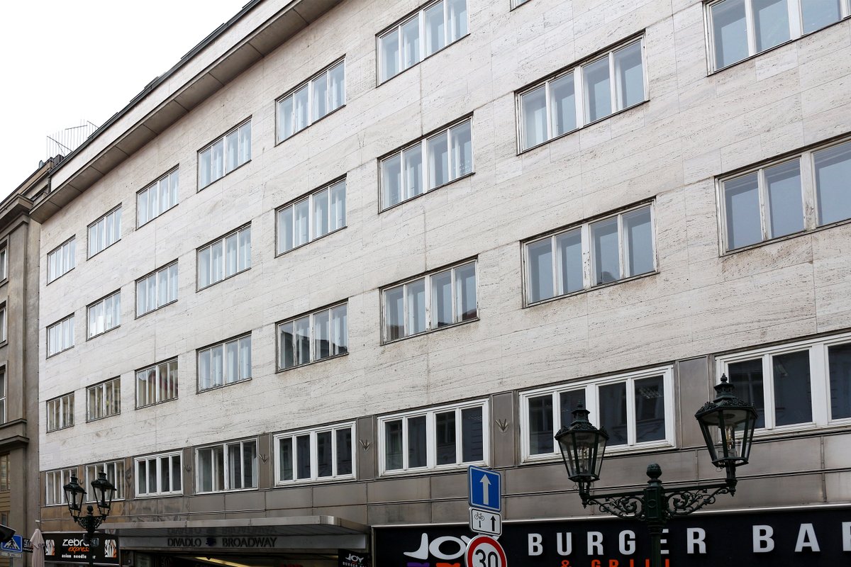 Nejúspěšnější prodej v historii ÚZSVM – elektronická aukce Paláce Broadway má svého vítěze. V průběhu  aukce, kterou mohla veřejnost sledovat online na 
stránkách nabidkamajetku.gov.cz, padl jeden příhoz ve výši 878 milionů korun. více informací v TZ ➡️uzsvm.gov.cz/nejuspesnejsi-…