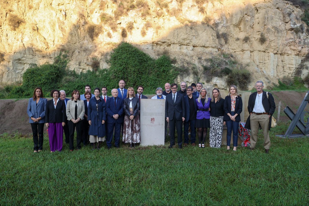 Lluís Companys simbolitza el ferm compromís amb els drets, les llibertats i la democràcia.

Aquesta ofrena floral té un sentit especial: hem inaugurat un monòlit per honorar la memòria de totes i tots els socialistes assassinats per la repressió franquista.