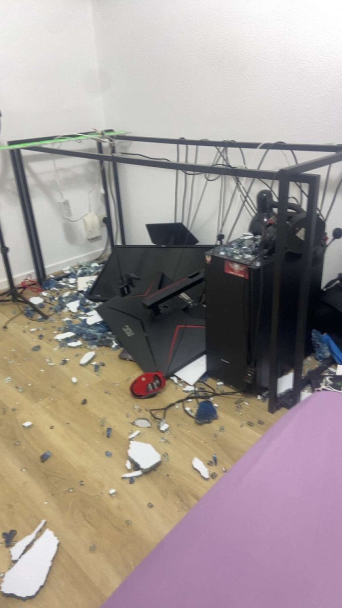 To begin the day,

My desk broke and my whole set up fell down.

Is this a sign to stop playing hs in this meta ???

Btw I make last chance with ladder this month 100%.

Have a nice day