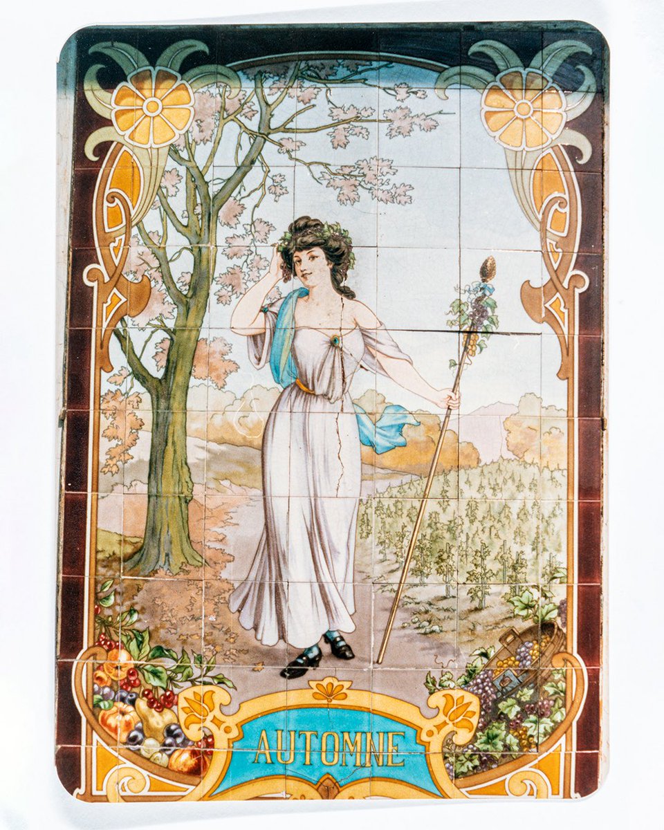 Kalamış’ın art nouveau stilindeki köşklerinden Villa Mon Plaisir'in (1906) cephesinde yer alan "sonbahar" panosu. Markiz Pastanesi’nin de mevsim panolarını resmeden J. A. Arnoux ve Hippolyte Boulenger &amp; Cie firması tarafından üretilmiştir. 

Suna ve İnan Kıraç Vakfı Müfid Ekdal