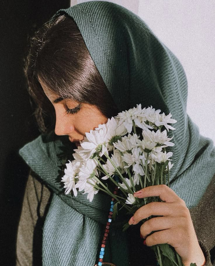 ऐसा भी क्या फ़रेब कि अनबन के बावजूद

उस ने कहा कि देख — मुझे देखना पड़ा।