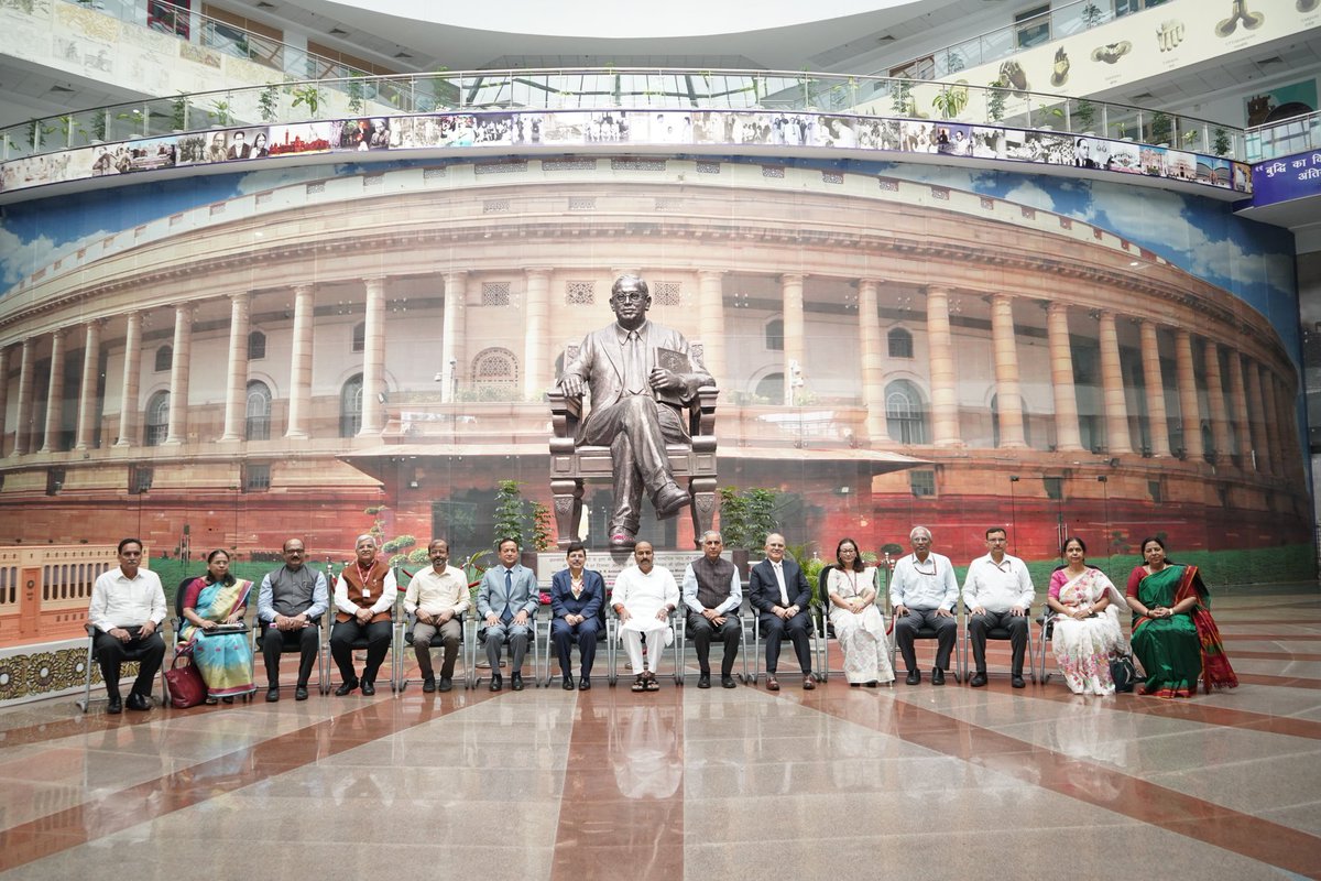 नई दिल्ली स्थित डॉ.अंबेडकर अंतर्राष्ट्रीय केंद्र के नालंदा हॉल में आज डॉ.अम्बेडकर फाउंडेशन द्वारा डॉ.अम्बेडकर पीठ योजना के अंतर्गत 3 नए विश्वविद्यालयों-मुंबई विश्वविद्यालय,जयपुर राष्ट्रीय विश्वविद्यालय और गोबिंद बल्लभ पंत कृषि विश्वविद्यालय,पंत नगर में  डॉ.अंबेडकर पीठ स्थापित