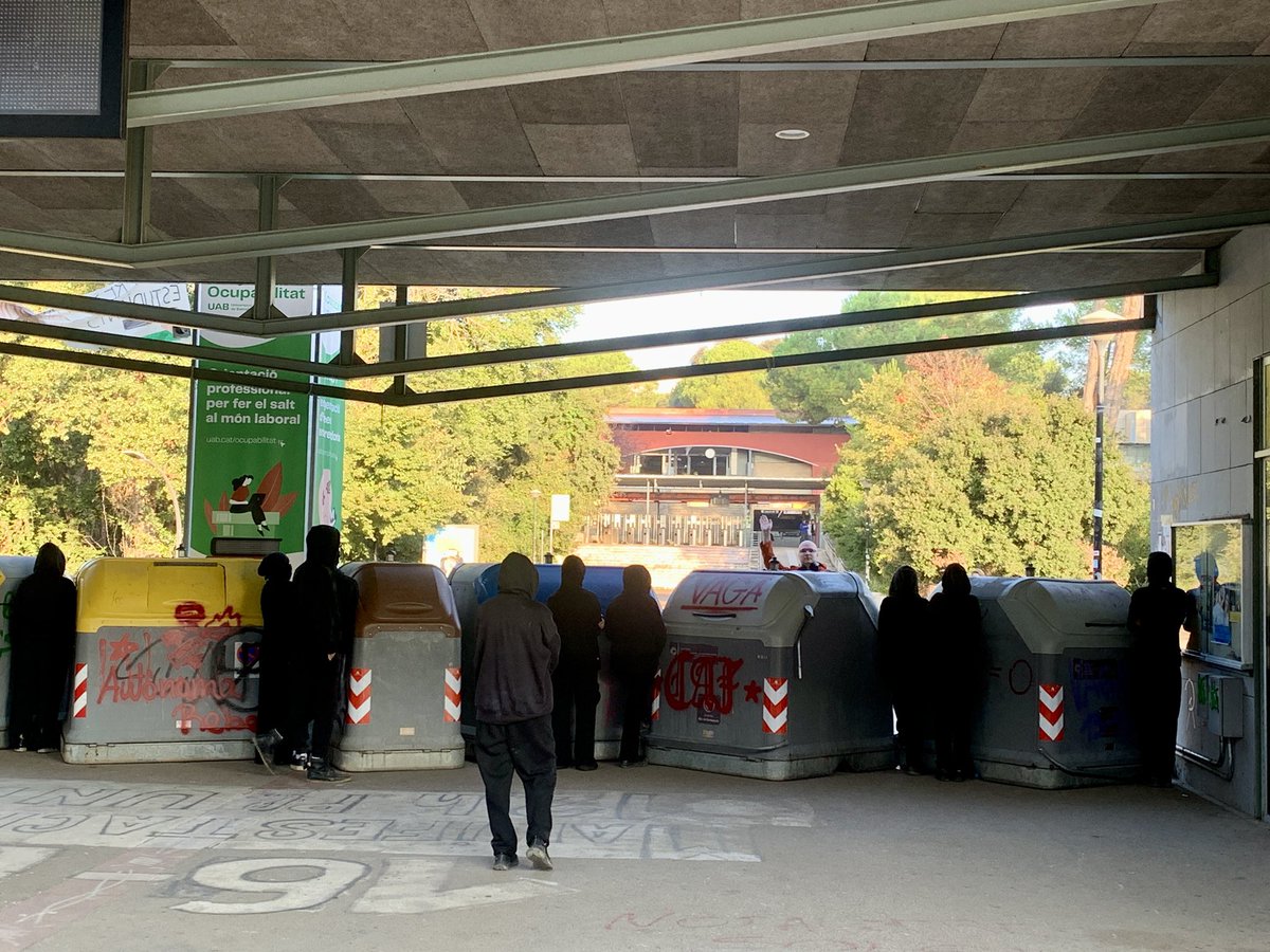 MartaBelles33's tweet photo. Barricades amb piquets informatius als principals accessos a la UAB per la convocatòria de vaga general. Les entrades a la majoria de les facultats també estan bloquejades. Escolta-ho a https://t.co/DHW8IOXcfC https://t.co/bEdsjATEd7