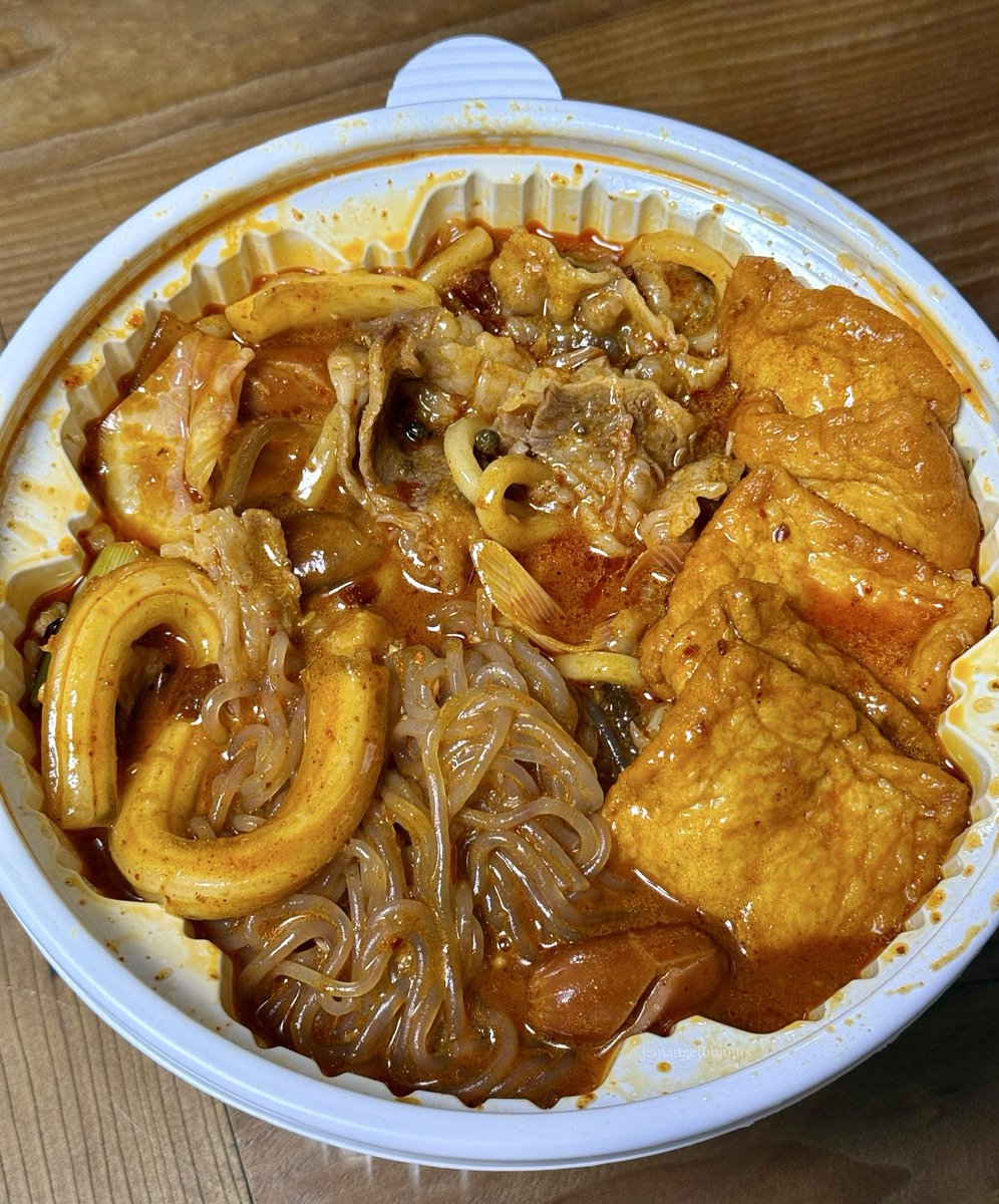 동대문엽기떡볶이 
마라떡볶이

마라엽떡 오리지널맛+우삼겹, 우동사리, 당면 추가🔥 중국당면 말고 얇은 당면은 처음 추가해봤는데... 중국당면이 훨씬 잘 어울리는듯🥹