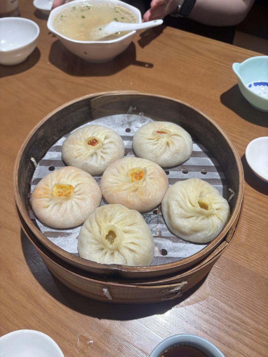 siotarako1's tweet photo. 近況報告 あべと和音の3人で上海旅行してきたよん 街も食べ物も全部が最高だった トイレットペーパー無かったりキャッシュレス社会だったり難易度高かったけどまた行きてーな https://t.co/SnFBBElkDh
