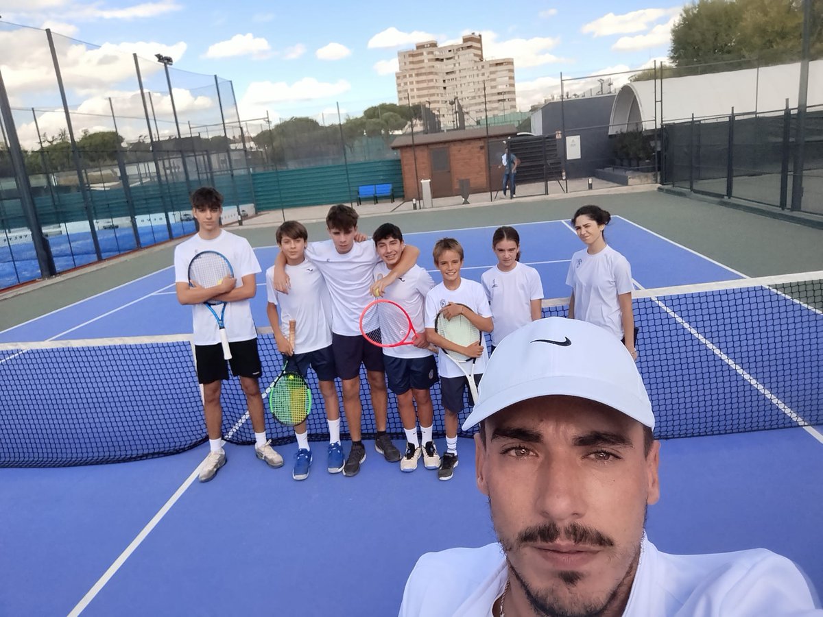 ¡Segunda jornada de la #LigaJuvenil completada con grandes victorias de los tres equipos! 🥳 ¡Bravo, chicos!
🔜 En la próxima jornada, el equipo 1 jugará contra el Avantage, el equipo 2 contra el Móstoles y el equipo 3 contra Las Rozas. ¡Suerte a todos! 🍀
#Vamos <a href="/fedetenismadrid/">Federación de Tenis de Madrid</a>