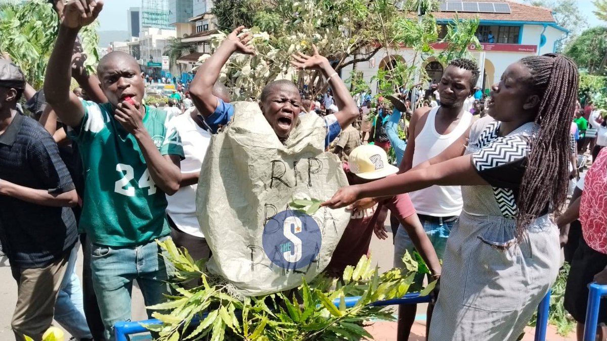 TheStarKenya's tweet photo. Kisumu residents plunged into mourning on Wednesday as news of Raila Amollo Odinga’s death sent shockwaves across the lakeside city.
📸Faith Matete
#starkenyanews https://t.co/TU3YfVKZeO
