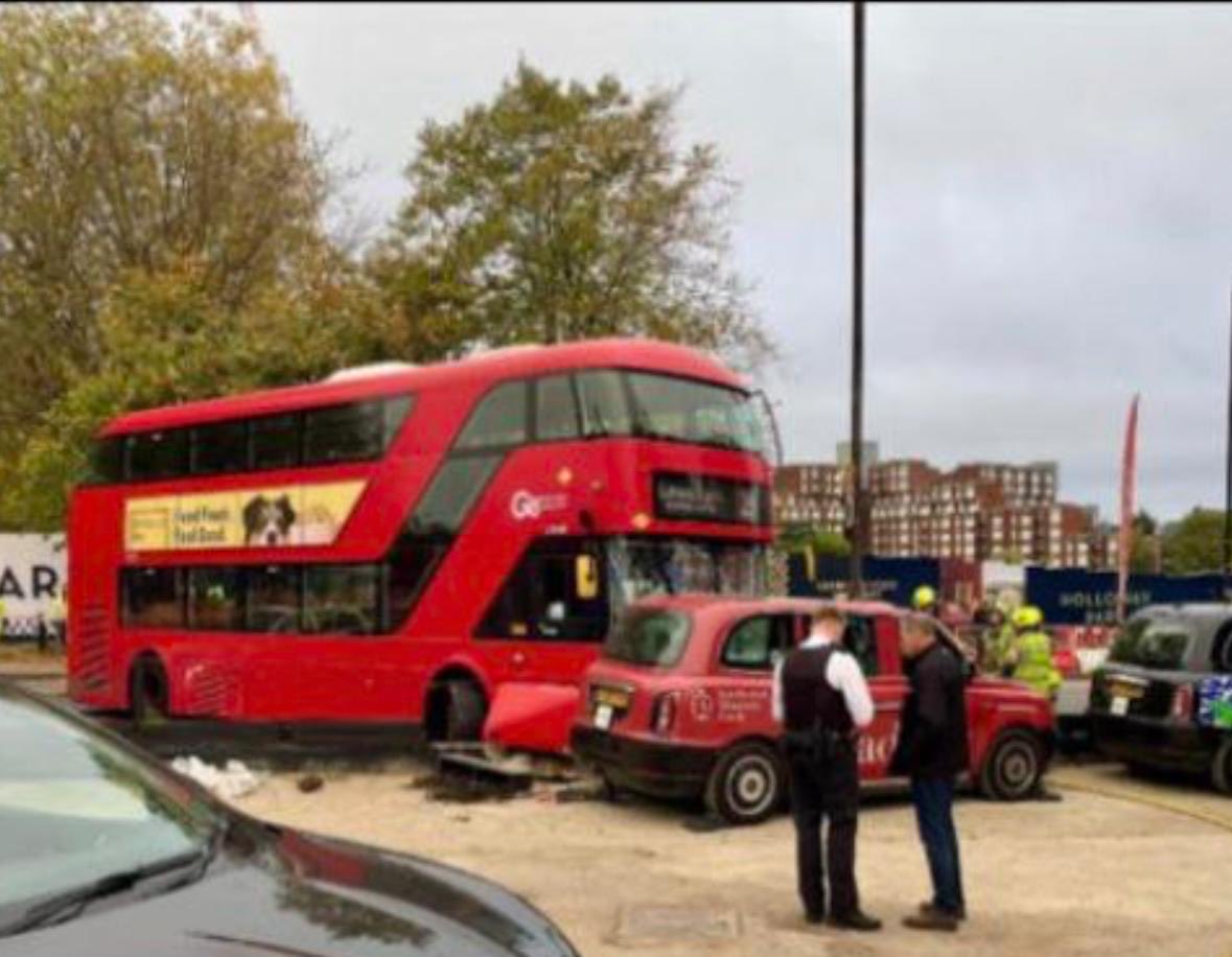 LondonTrafficW1's tweet image. Holloway 

Major incident at the junction of Camden Road/Parkhurst Road where a bus has, for the second time in a week, crashed into a stationary taxi 🫣

#VisionZeroLDN