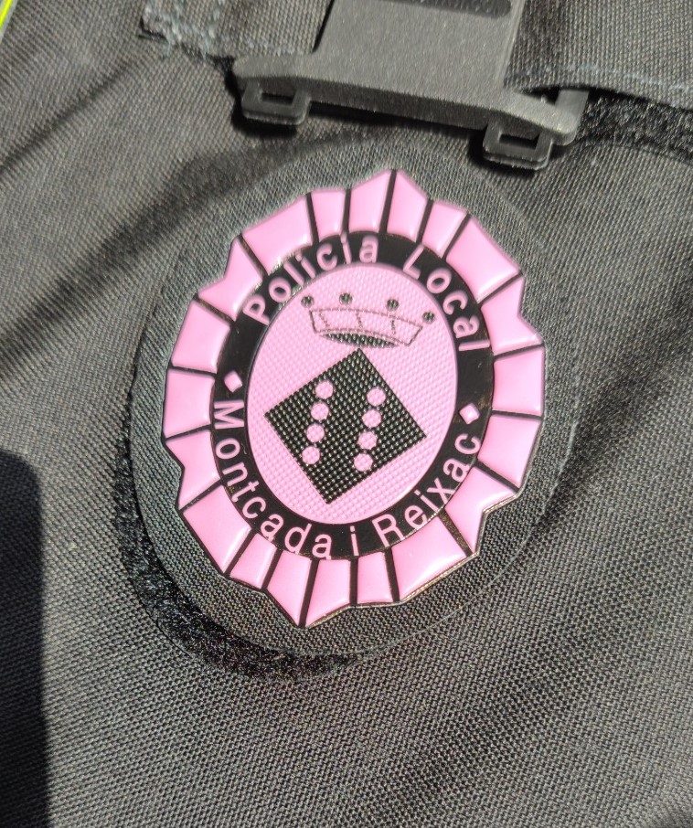 🎀 La <a href="/Policia_MiR/">Policia Local MiR</a> lluirà aquesta setmana un escut rosa per commemorar el Dia Mundial del #CàncerDeMama (19 d'octubre).

🚔 Els vehicles policials també portaran un llaç rosa coincidint amb la Pink Run MiR d’aquest diumenge.

bit.ly/3KPD8mT