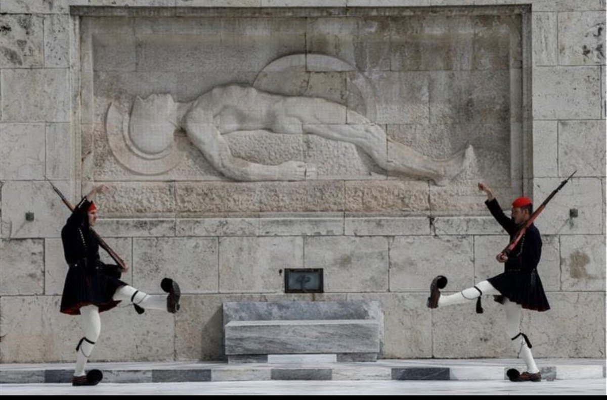 Κάτω τα Χέρια από το Μνημείο ΟΛΩΝ ΜΑΣ! 

 Το Μνημείο του Άγνωστου Στρατιώτη ανήκει σε όλους τους Έλληνες. 
Η αλαζονική πεποίθηση σας  ότι σας ανήκει η χώρα, τα δάση, τα νησιά, η ζωή μας, είναι λανθασμένη. 
Δεν σας ανήκει τίποτα. 
Είστε απλώς περαστικοί διαχειριστές, και μάλιστα