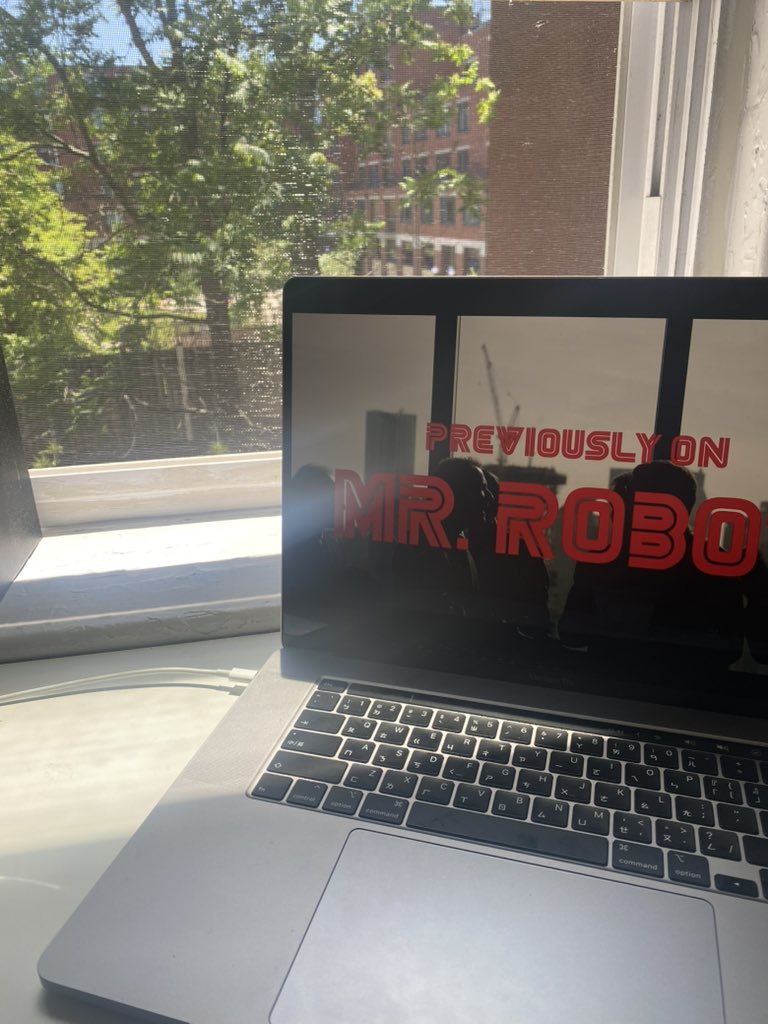 KuanNingTseng1's tweet image. 2️⃣
Every day, I woke up, stared out a small window, and tried to learn Python & R.
No friends.
No mentors.
No community.
Just code, errors, and silence.