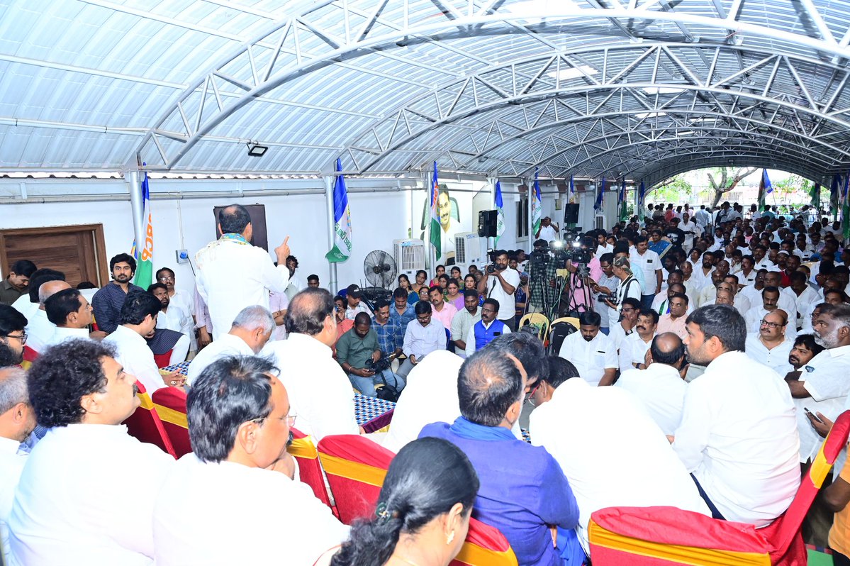 NVG_YSRCP's tweet image. 2029 ఎన్నికల్లో వైఎస్సార్సీపీ మళ్లీ అధికారంలోకి రావాలంటే కార్యకర్తలే ప్రధానభూమిక పోషించాలని, ఈసారి వైఎస్సార్ సీపీ అధికారంలోకి వచ్చార కార్యకర్తల ద్వారానే పాలన కొనసాగుతుందని భరోసా ఇవ్వడం జరిగింది.
#Palamaner #NVG #Venkategowda #YSRCP
#peddireddyramachandrareddy #YSJagan