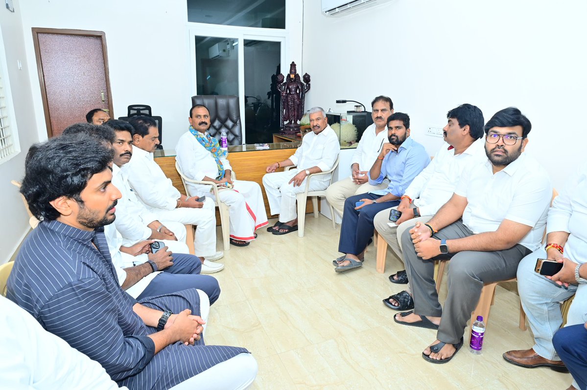 NVG_YSRCP's tweet image. 2029 ఎన్నికల్లో వైఎస్సార్సీపీ మళ్లీ అధికారంలోకి రావాలంటే కార్యకర్తలే ప్రధానభూమిక పోషించాలని, ఈసారి వైఎస్సార్ సీపీ అధికారంలోకి వచ్చార కార్యకర్తల ద్వారానే పాలన కొనసాగుతుందని భరోసా ఇవ్వడం జరిగింది.
#Palamaner #NVG #Venkategowda #YSRCP
#peddireddyramachandrareddy #YSJagan