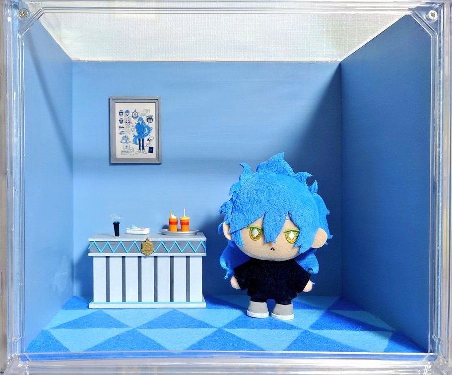 正面から。100均のボックスに収めたかったのでだいぶぎちぎちしてる。床はフェルト。