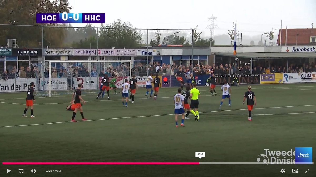 Buitenspel doelpunt Hoek. 3 momenten waarbij duidelijk is dat de doelpunten maker binnen de 5 meterlijn staat tussen laatste verdediger Fatima en keeper Maats. Positie bal steeds bij de rode stip. #hoehhc <a href="/HHCHardenberg/">HHC Hardenberg</a>