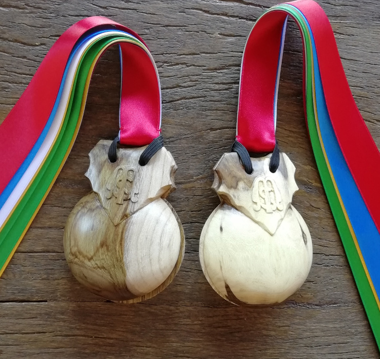 Castañuelas de madera de piorno leonés (Genista florida). El abandono de todo tipo de aprovechamiento  de los matorrales y prados que no se siegan desde hace 10 años ) ha sido la base de megaincendios terroríficos que han calcinado robledales y hayedos este verano.