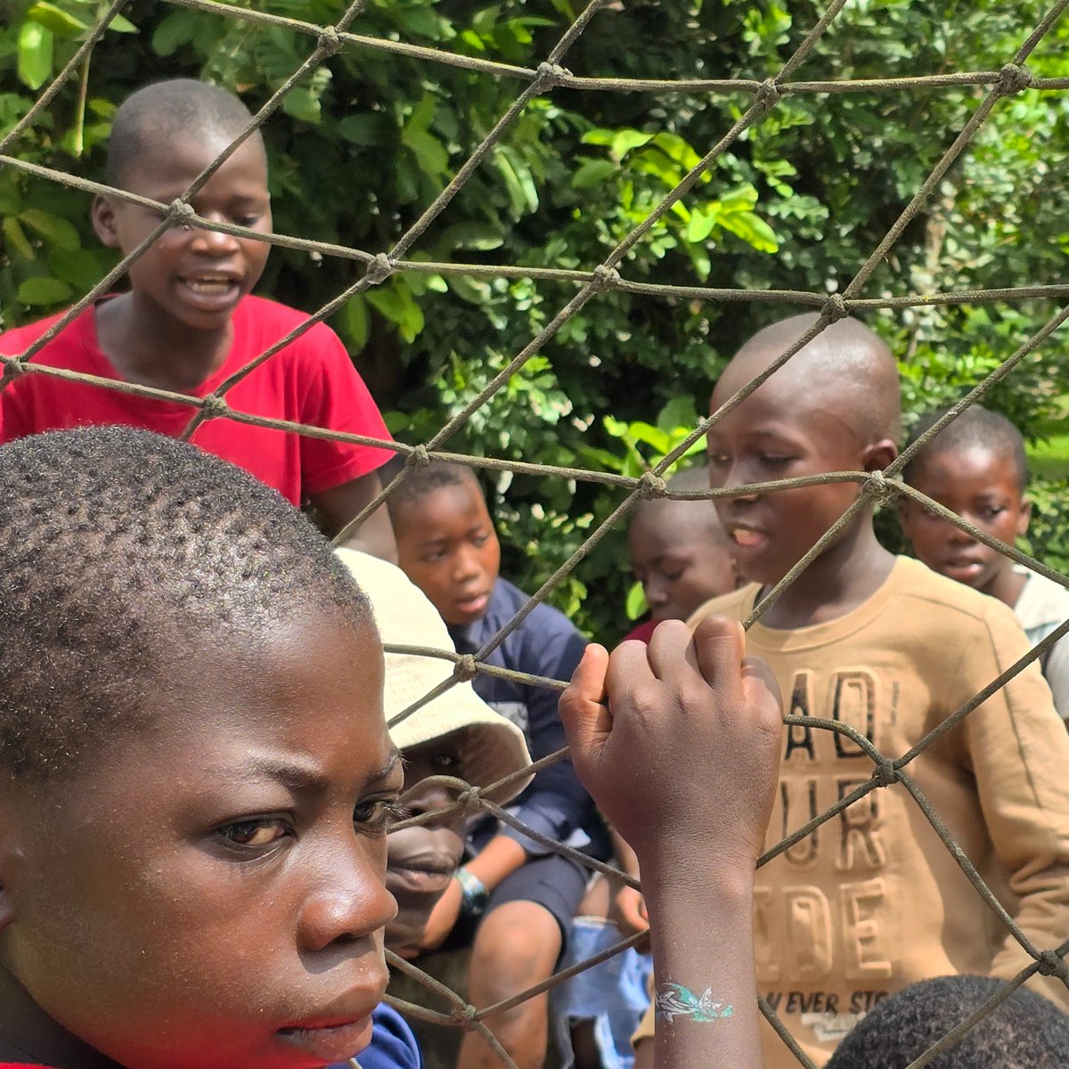 ¿Sabías que en #CostaMarfil hay más de 50.000 niños que viven en la calle? Este domingo, con <a href="/ManosUnidasONGD/">Manos Unidas ONGD</a>, conoceremos cómo les ayudan <a href="/lasalleorg/">La Salle Global</a> y <a href="/SalesianasEs/">Salesianas España</a>  
📅Domingo 19/10/25
⏰11:30h (peninsular)
📺 <a href="/la2_tve/">La 2</a> <a href="/rtveplay/">RTVE Play</a> <a href="/tveint_europa/">TVE Internacional Europa</a> <a href="/MediosConfer/">CONFER</a> <a href="/Confepiscopal/">ConferenciaEpiscopal</a>