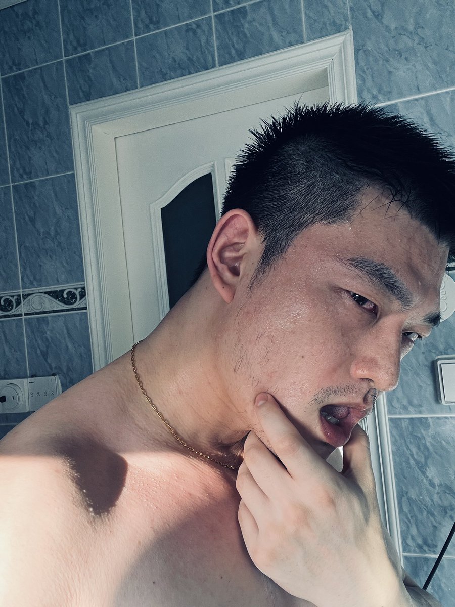 Erkaklar eshaklari bilan qizning yuziga otiradigan porno onlayn tomosha qiling.