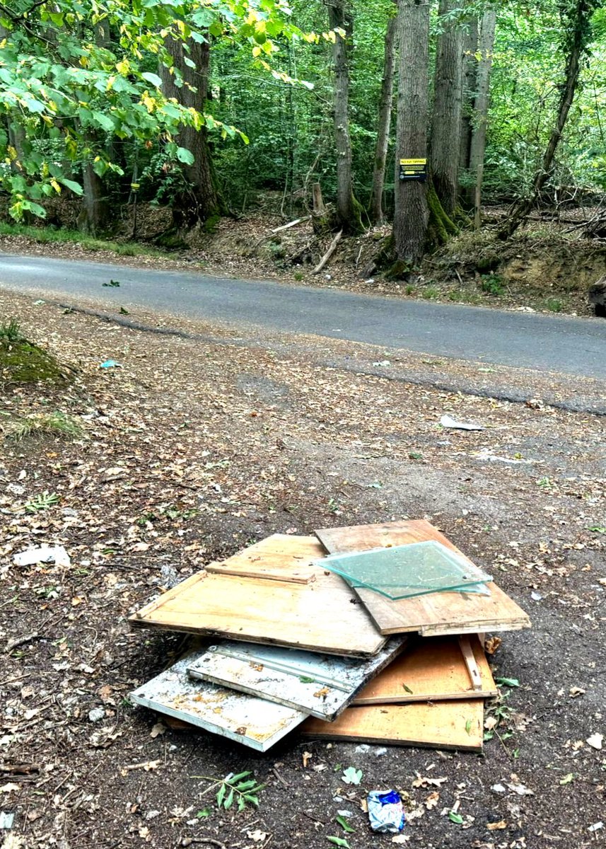 BucksFlyTipping's tweet photo. This cabinet was dumped at Stoke Poges, Bucks 18Aug'25 by Brent man
Dumper's admission meant £1,000 fixed penalty rather than prosecution (fully paid)
Could have ♻️'d free at Council site
Caught by @BucksCouncil
surveillance (warning sign clearly displayed 🤦♂️🚯)
#SCRAPflytipping https://t.co/KCr3tZhcn3