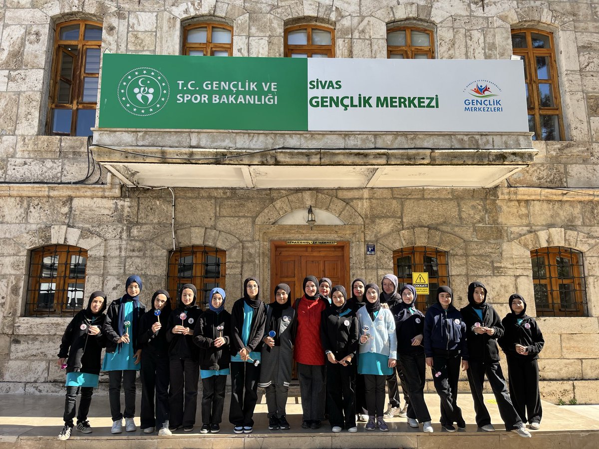 GSB_SivasGM's tweet photo. Merkezin Seninle Güzel” projesi kapsamında gençlerimizle buluştuk!

Bugün gençlik merkezimizde ağırladığımız Şehit Onb.Ramazan Nayır İmam Hatip Ortaokulu öğrencilerimizle birlikte dolu dolu, eğlenceli ve öğretici bir gün geçirdik. 🧩🎨 https://t.co/DBySmPEUNi