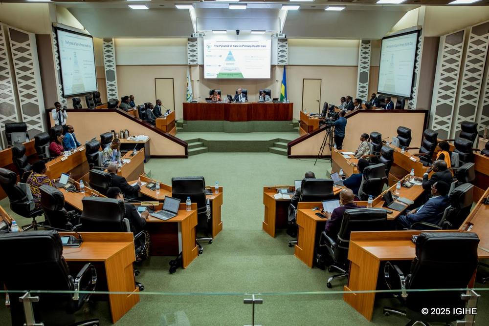 🚨𝐀𝐌𝐀𝐊𝐔𝐑𝐔 𝐌𝐀𝐒𝐇𝐘𝐀🚨

Minisiteri y’Ubuzima yatangaje ko abivuriza ku bwishingizi bwa RAMA, bagiye kujya bemererwa kwivuriza mu mavuriro y’ibanze ‘postes de santé’ aho ku ikubitiro hazaherwa ku mavuriro 15 nk'uburyo bw'igerageza.

Kugeza ubu u Rwanda rufite amavuriro