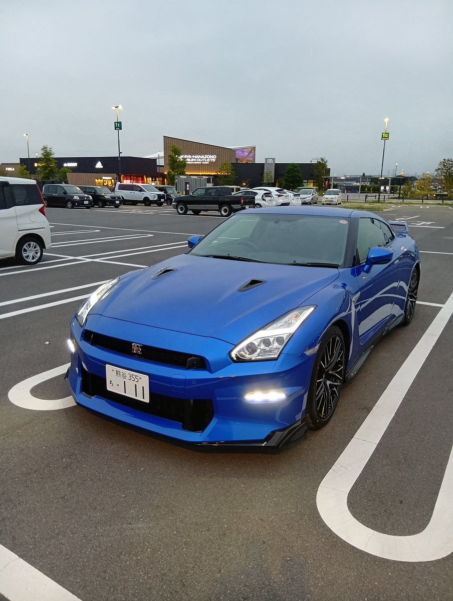 AghadesGTR's tweet photo. 深谷プレミアムアウトレット
何じゃコイツ
クソかっこいいな
#R35 #GTR #NISSAN #MY25 https://t.co/gZ3dylEcZG