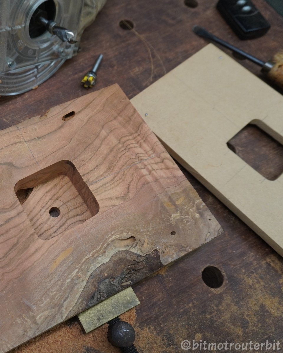 bitmotrouterbit's tweet image. 【時計を作る（その２）】
MDFを切り抜いて、テンプレートを作成しました。
材料の端に細いクギで固定して、BTMT「B21-12 刃径15mm ミックス4枚刃「大入れ＆プレナー」ビット 6mm軸」で彫り込み。
ムーブメントにぴったりな彫り込みが加工できました。
ビットはこちら→　btmt.jp/SHOP/B21-12.ht…