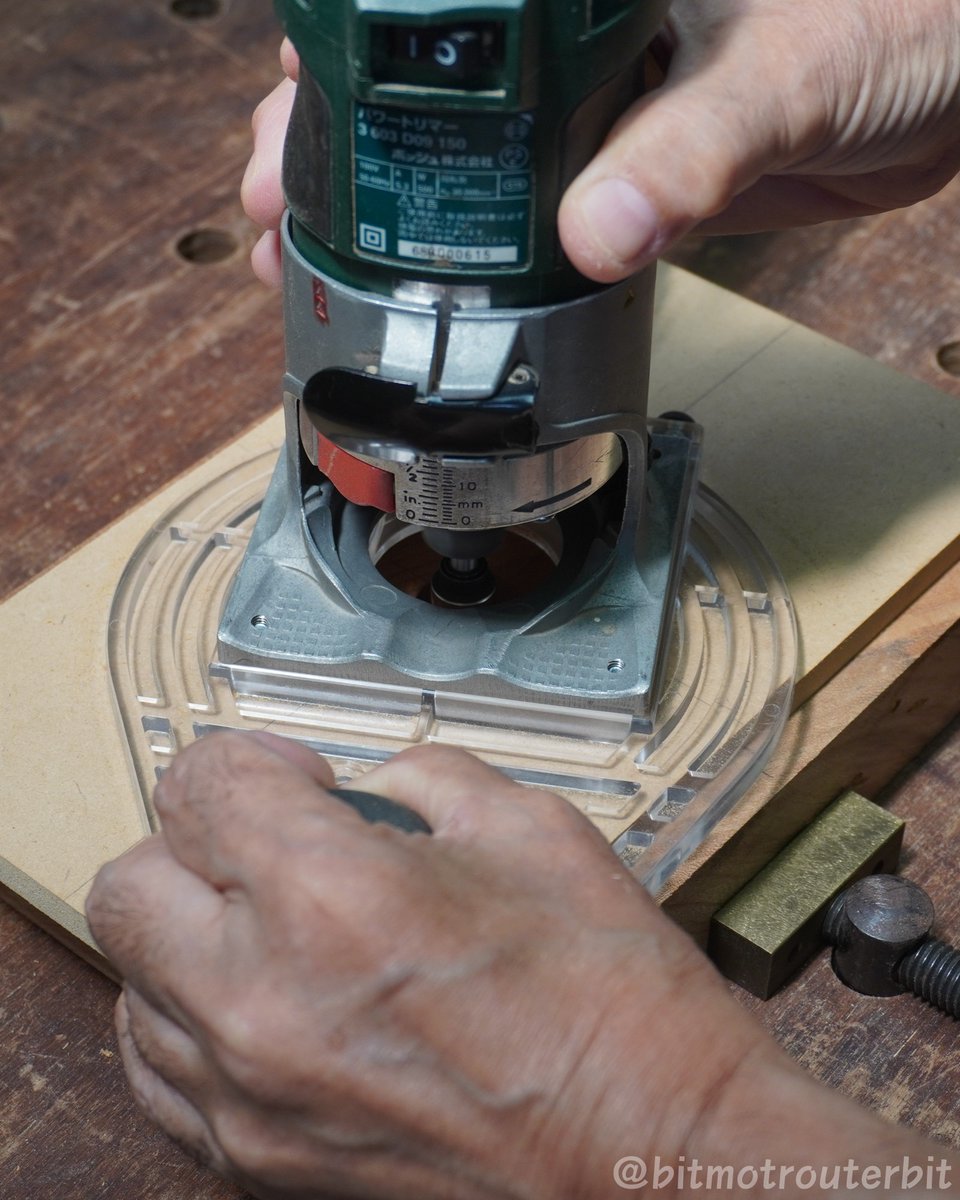 bitmotrouterbit's tweet image. 【時計を作る（その２）】
MDFを切り抜いて、テンプレートを作成しました。
材料の端に細いクギで固定して、BTMT「B21-12 刃径15mm ミックス4枚刃「大入れ＆プレナー」ビット 6mm軸」で彫り込み。
ムーブメントにぴったりな彫り込みが加工できました。
ビットはこちら→　btmt.jp/SHOP/B21-12.ht…