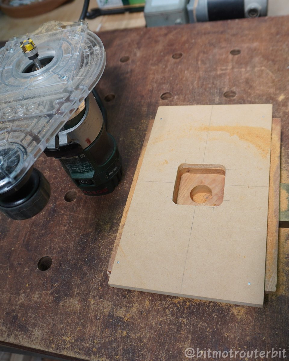 bitmotrouterbit's tweet image. 【時計を作る（その２）】
MDFを切り抜いて、テンプレートを作成しました。
材料の端に細いクギで固定して、BTMT「B21-12 刃径15mm ミックス4枚刃「大入れ＆プレナー」ビット 6mm軸」で彫り込み。
ムーブメントにぴったりな彫り込みが加工できました。
ビットはこちら→　btmt.jp/SHOP/B21-12.ht…