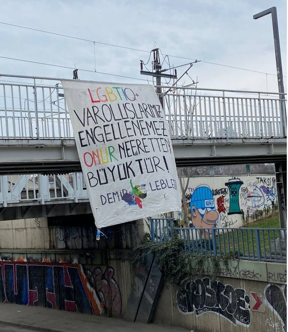 📢11. Yargı Paketi taslağı LGBTİQ+ varoluşlarımızı hedef alıyor!

🟣Cinsiyete ve ahlaka aykırı tutum sergilemek 3 yıl,
🟣Kuir ilişkilerin görünürlüğü 3 yıl,
🟣Temsili evlilik törenleri 4 yıl,
🟣İzinsiz cinsiyet uyum süreçleri 7 yıl ile cezalandırılacak.

Bu yargı paketini