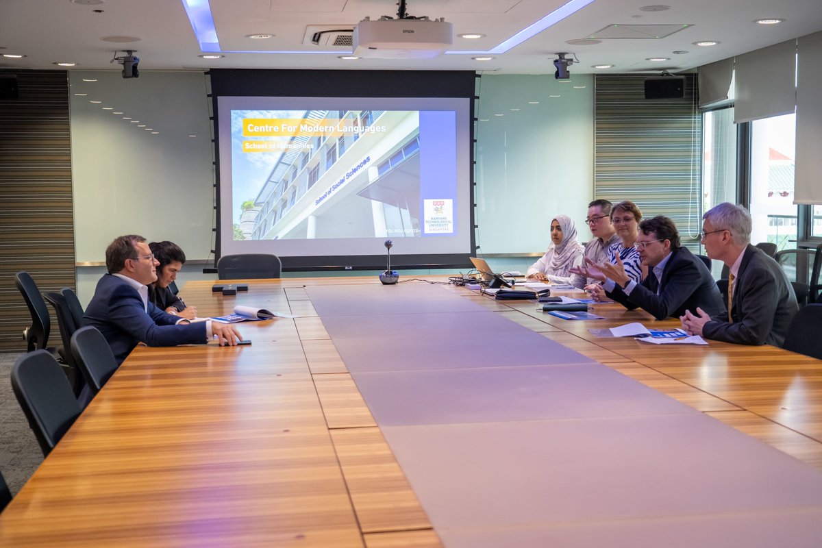 🇵🇹Our Centre for Modern Languages welcomed the Ambassador of Portugal, Dr. Carlos Pires, and Deputy Head of Mission Drª Rita Mota Nogueira. Discussions focused on upcoming launch of NTU’s new Portuguese language module and strengthening academic ties with Portuguese institutions.