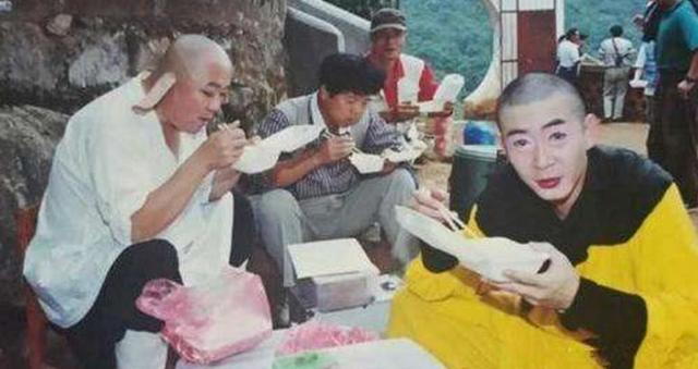 thecryptoskanda's tweet image. 为什么会有人觉得因为自己是写的出产品的“builder”

所以就可以无视一切商业社会的规范，甚至不那么强制的商业契约？

能写的出产品的多了，苗瓦迪的dev都知道怎么写个假交易所白包骗appstore上架

真正牛逼的builder强如马斯克黄皮衣，都知道西装革履一本正经去跟国会老爷开会，到中国吹捧领导…