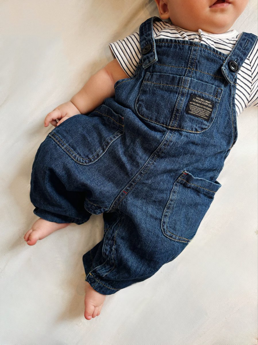 Kocha__kiroku's tweet image. 最近のベビーコーデ🦖
子が男の子だったらオーバーオール着せるのずっと夢だったの叶って嬉しい！この先自我が芽生えてこれ着たい！ってなるまでは私が着せたい服を着ていただいちゃうぞ〜
朝、子のコーデ組んでから自分も何となく似たような服を選んでリンクコーデみたいにして出かけるのが楽しい。