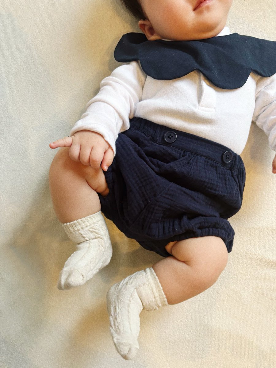Kocha__kiroku's tweet image. 最近のベビーコーデ🦖
子が男の子だったらオーバーオール着せるのずっと夢だったの叶って嬉しい！この先自我が芽生えてこれ着たい！ってなるまでは私が着せたい服を着ていただいちゃうぞ〜
朝、子のコーデ組んでから自分も何となく似たような服を選んでリンクコーデみたいにして出かけるのが楽しい。
