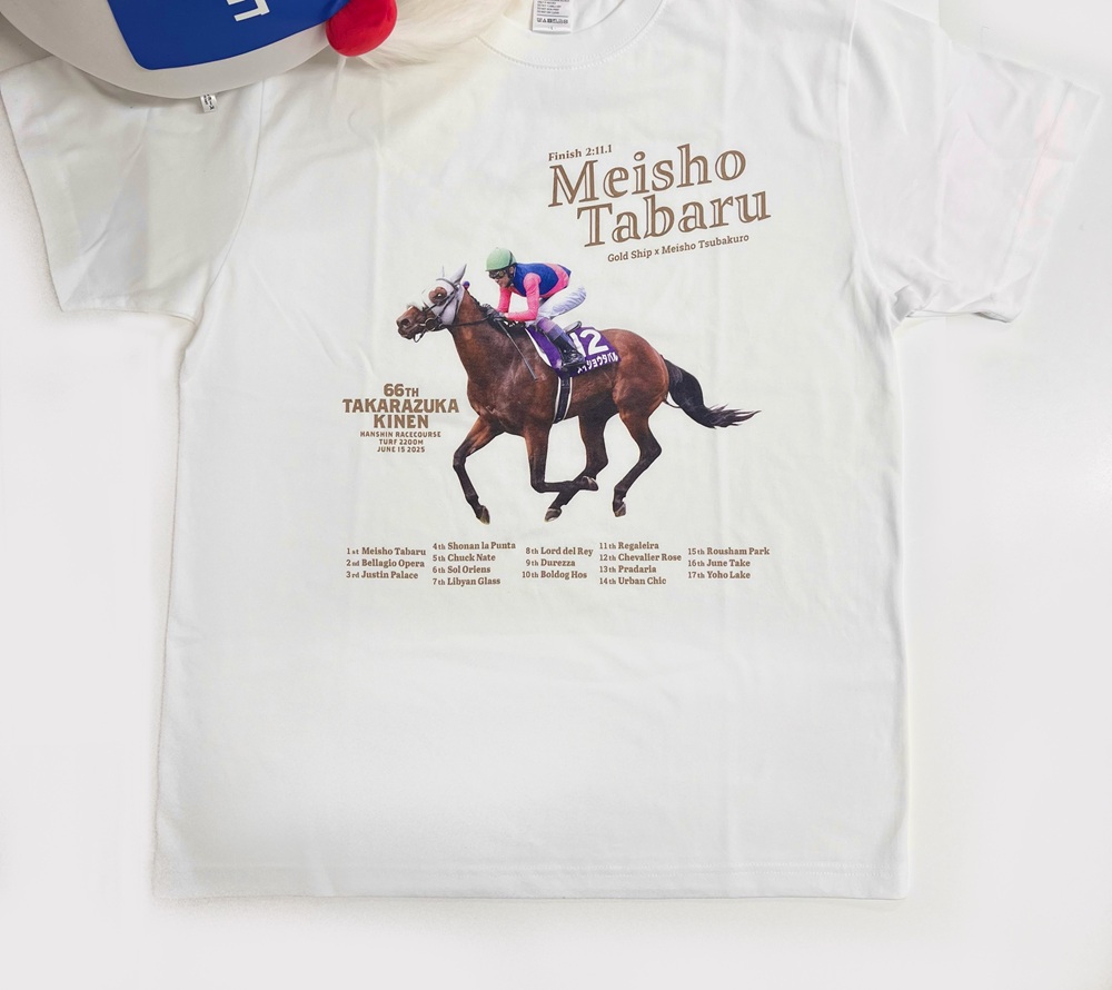 ✨新商品情報✨

第66回宝塚記念GⅠ初制覇✨
メイショウタバルのウイナーTシャツが新登場👑

レースの熱狂がよみがえる！？
優勝時の写真と全着順がデザインされています🐎

10/17よりターフィー通販クラブ、ターフィーショップ等で発売です🥕