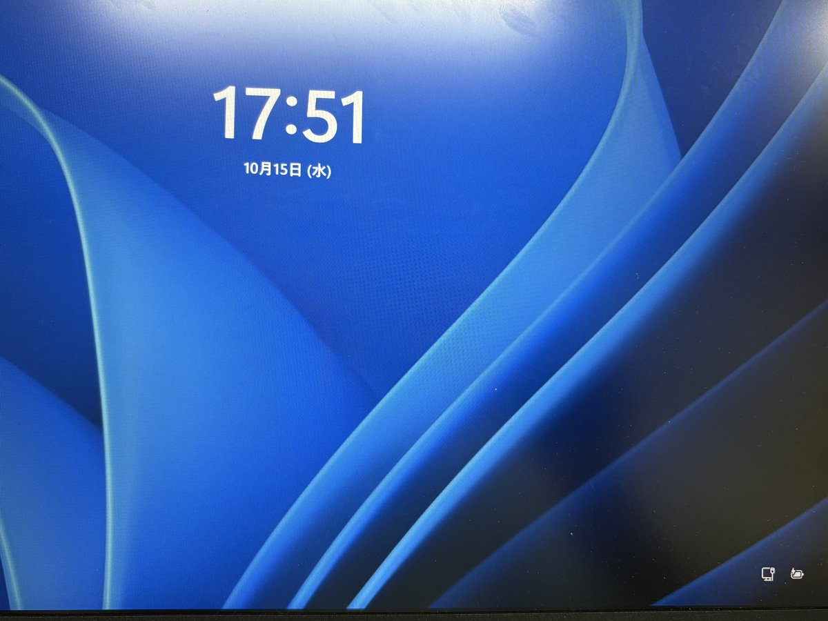 misetch's tweet image. 職場のWindows PCでシャットダウンするのにこの表示が出たので【更新してシャットダウン】にしたはずなのに…
このバグ直ったんじゃなかったっけ？？
