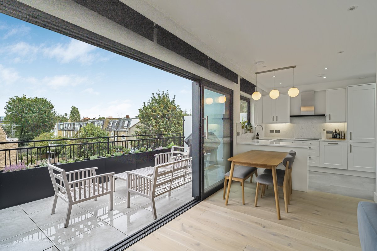 Douglas_Gordon's tweet photo. A Balham beauty with space, light &amp; style. Set in the coveted Nightingale Triangle, this 4-bed duplex offers beautifully refurbished living, with an open-plan kitchen, roof terrace &amp; garden. ✨

🔗 View the full listing: https://t.co/nmqjR4NES5

#balham #londonproperty #forsale https://t.co/LCBA3vxDwH