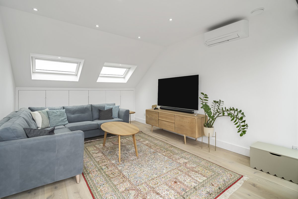 Douglas_Gordon's tweet photo. A Balham beauty with space, light &amp; style. Set in the coveted Nightingale Triangle, this 4-bed duplex offers beautifully refurbished living, with an open-plan kitchen, roof terrace &amp; garden. ✨

🔗 View the full listing: https://t.co/nmqjR4NES5

#balham #londonproperty #forsale https://t.co/LCBA3vxDwH