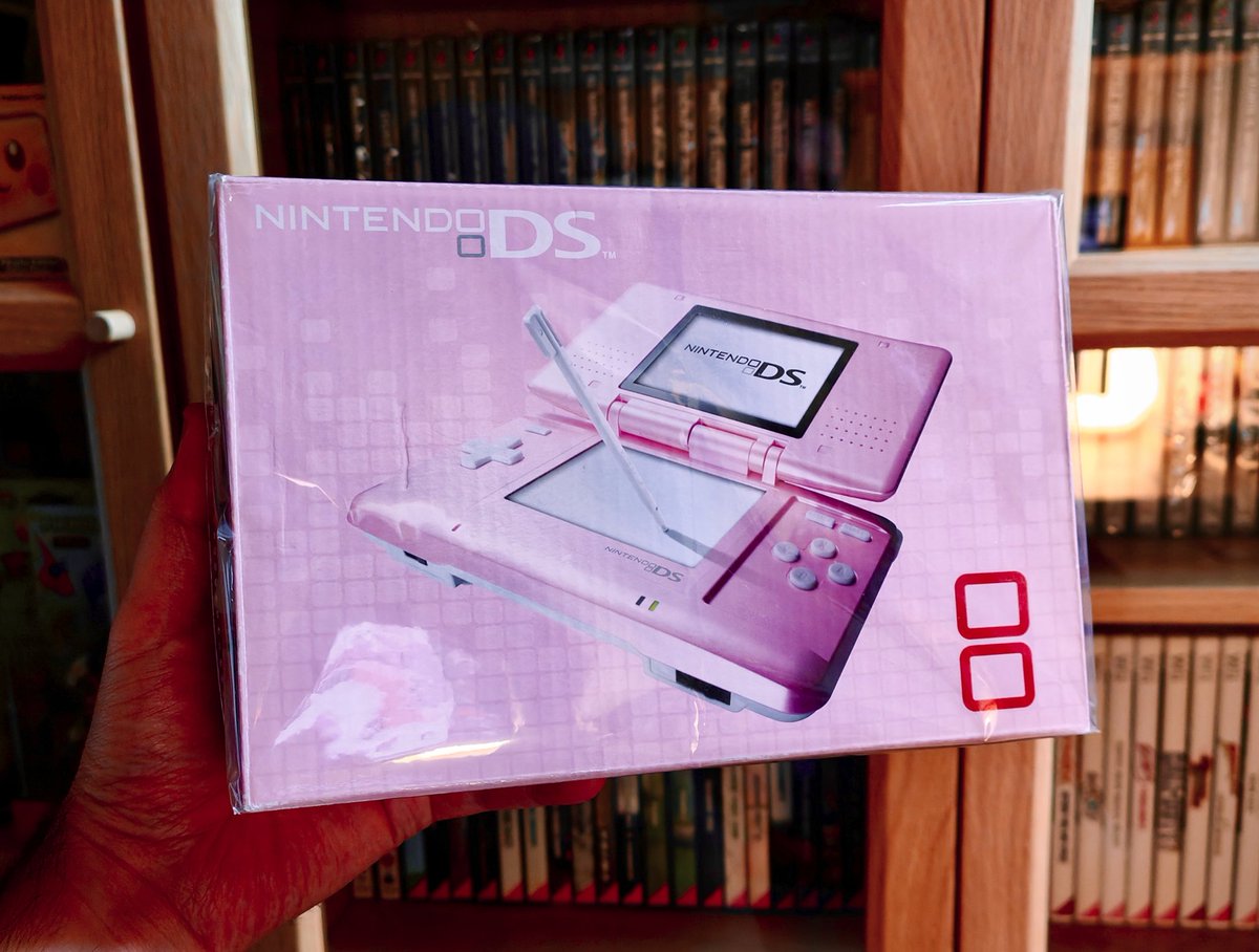 PinkPetauro's tweet photo. En clase se reían de mí simplemente por tener una Nintendo DS rosa (me encanta el rosa). Nunca dejéis que nadie se burle por vuestros gustos o forma de ser, son gente vacía. Aún conservo hasta la caja como un tesoro 🥰🩷 https://t.co/vuZu0zdfMZ