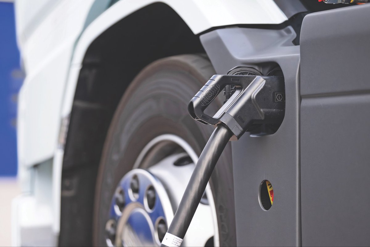 Comm_Motor's tweet image. DAF is powering the future of zero-emission transport ⚡🚛
From city drops to long-haul, the XB, XD &amp;amp; XF Electric trucks cover every job.
Read more in Commercial Motor 👉 commercialmotor.com/digital-edition