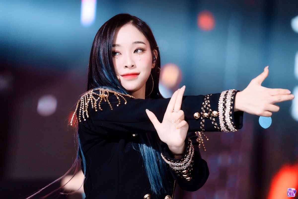 deukaethrowback's tweet photo. october 16, 2022 ㅡ dreamcatcher performing 'vision' on inkigayo

#Dreamcatcher #드림캐쳐 https://t.co/sCRe4aLdF2