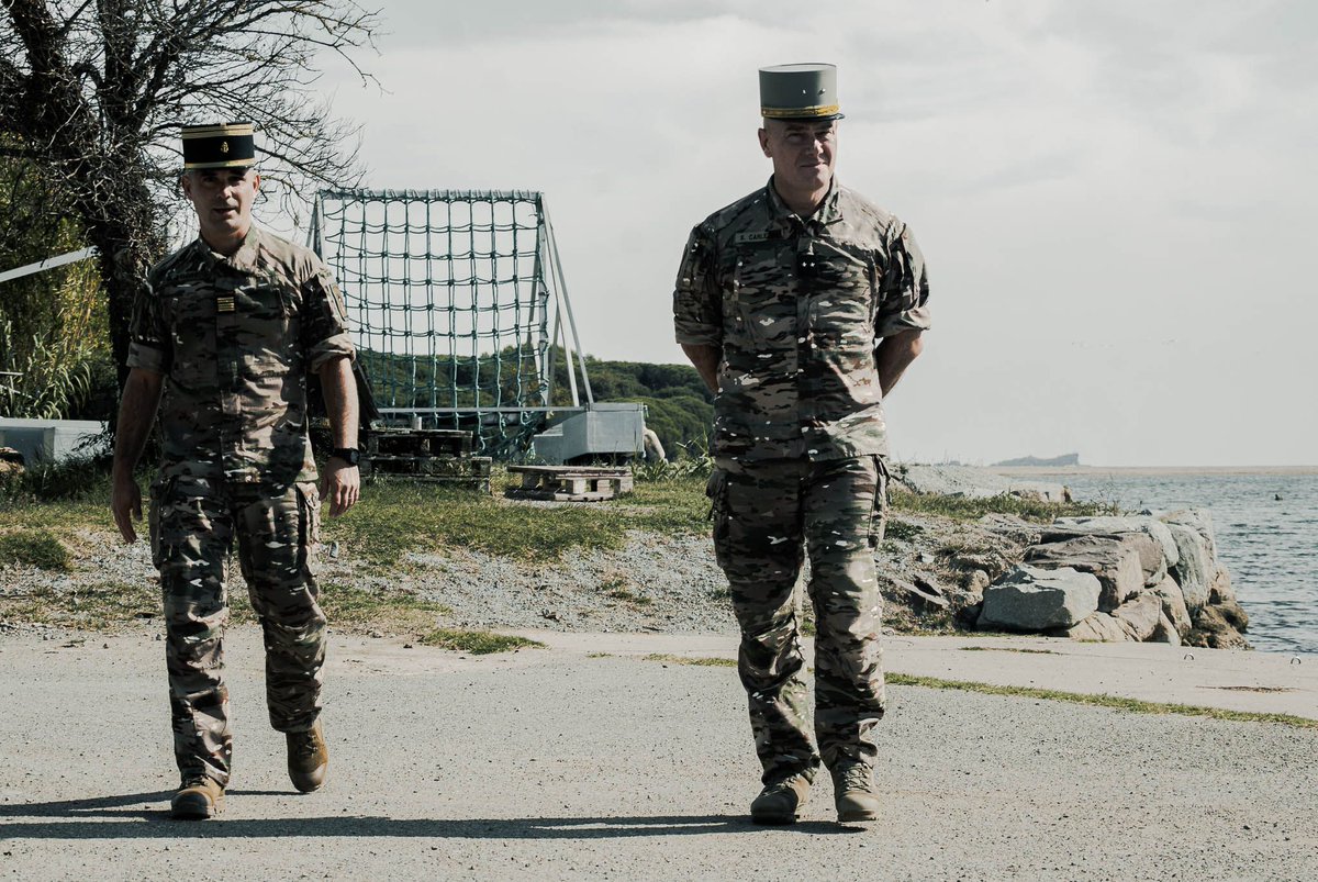 Le général CARLETON s'est rendu à Fréjus pour échanger avec le colonel DELORT et les marsouins du #21RIMa. 
A l'occasion de ce déplacement, il a également visité le Centre d'Instruction et d'Entraînement au Combat Amphibie (CIECA) où s'aguerrissent les unités de la #6BLB
