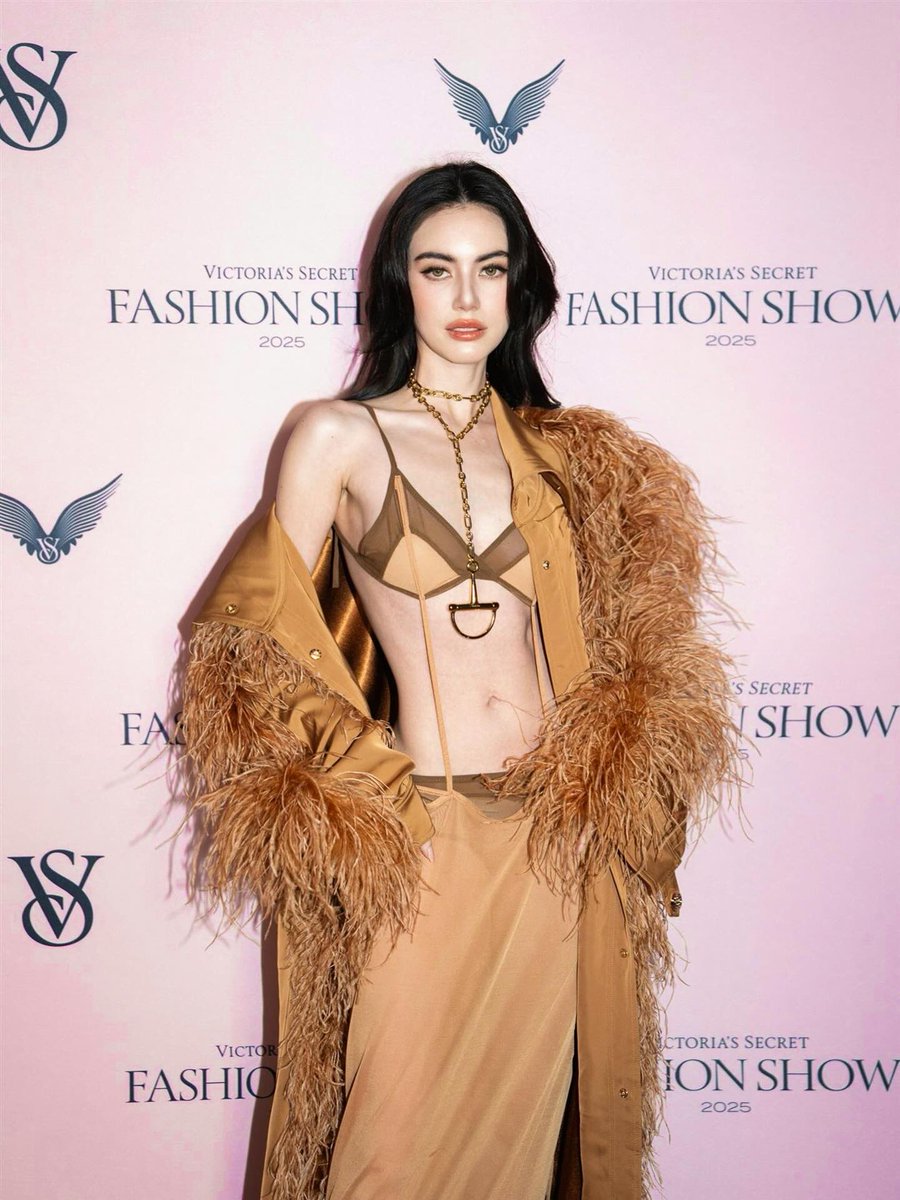 DavikahStand's tweet image. เปิดลุคแรก แซ่บไฟลุกกกก   💖🔥
DAVIKAH BACK TO PINK CARPET
#VSFashionShow
#Davikah