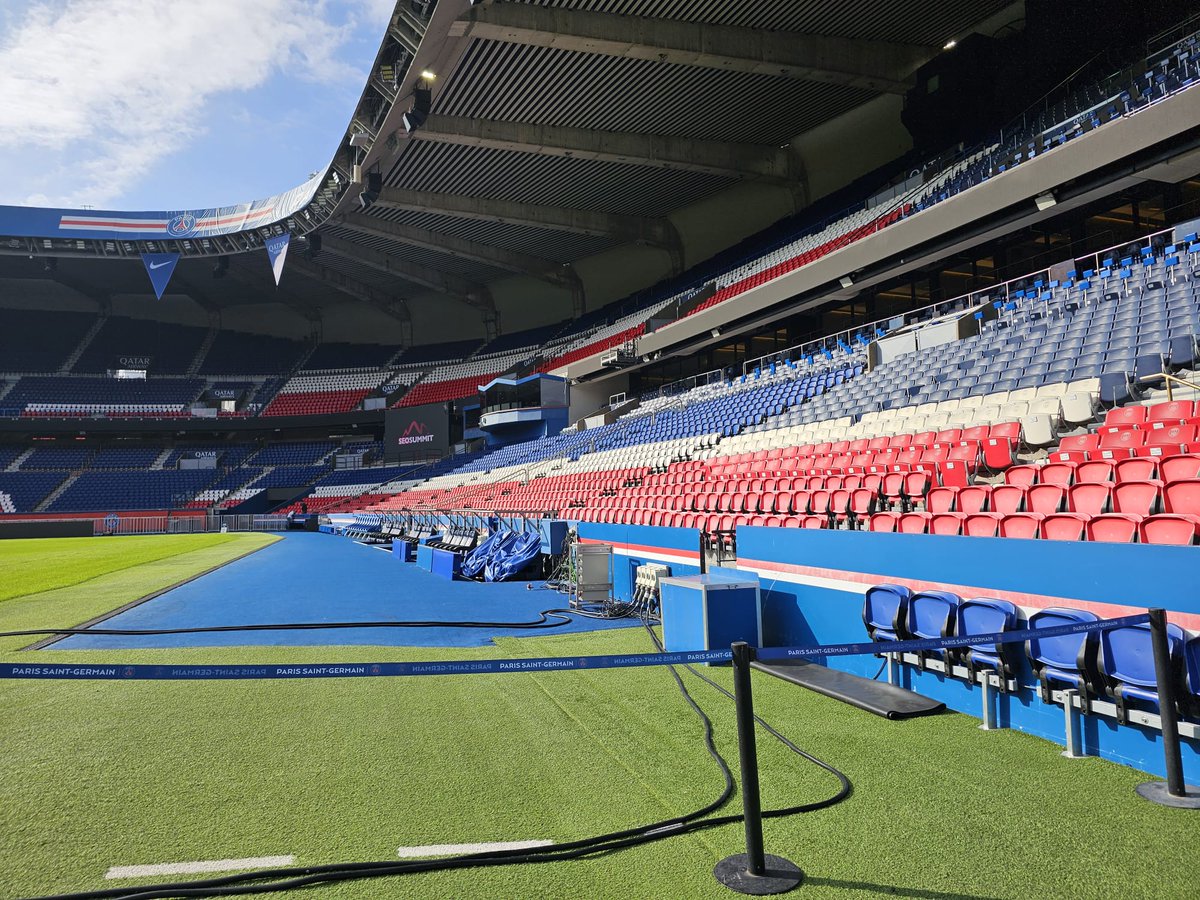 Lucie_d_ibou's tweet photo. On a aussi fait une visite du Parc des Princes, @GPeyronnet @PierreCalvet @speyronnet  et moi étions déjà connaisseurs (Non ? Ça s'est vu ?) https://t.co/yIvQ1TM3ta