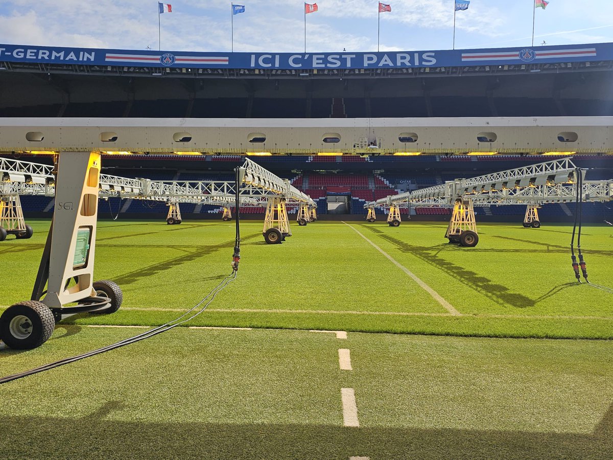 Lucie_d_ibou's tweet photo. On a aussi fait une visite du Parc des Princes, @GPeyronnet @PierreCalvet @speyronnet  et moi étions déjà connaisseurs (Non ? Ça s'est vu ?) https://t.co/yIvQ1TM3ta