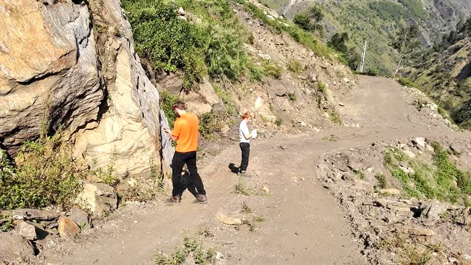 Geology_Tim's tweet image. Throwback to when I was in Langtang, Nepal. It feels like yesterday but it is already so long ago now! I hope I can get out there again sometime. #pegmatites #folding #fieldwork